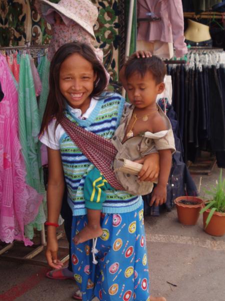 Jeune fille avec b&eacute;b&eacute;
