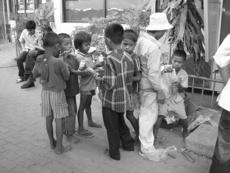 Jeunes gar&ccedil;ons &agrave; la fronti&egrave;re